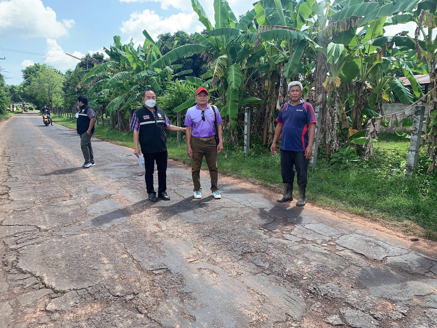ลงพื้นที่ดูงานเสริมผิวจราจรด้วยแอสฟัลต์คอนกรีต ที่บ้านหนองไผ่ หมู่13 และดูการซ่อมแซมถนน บ.เหล่า หมู่6 บ.หนองไผ่ หมู่13 และ บ.ยูงทอง หมู่16