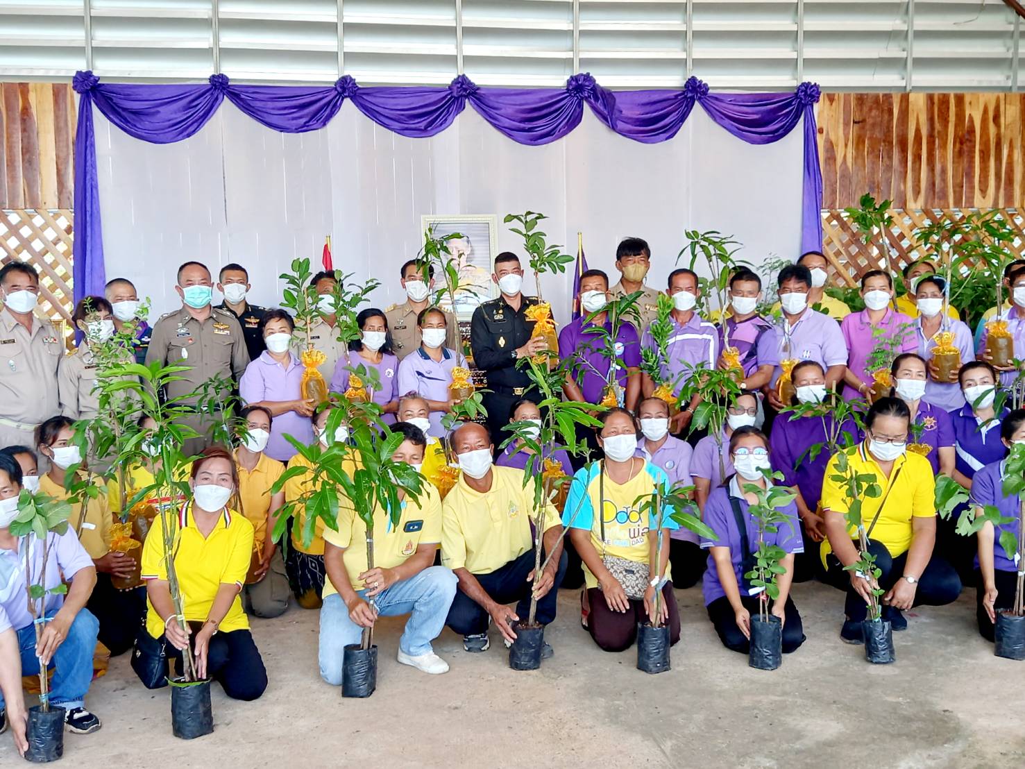ร่วมพิธีมอบเมล็ดพันธุ์ไม้พระราชทานฯ