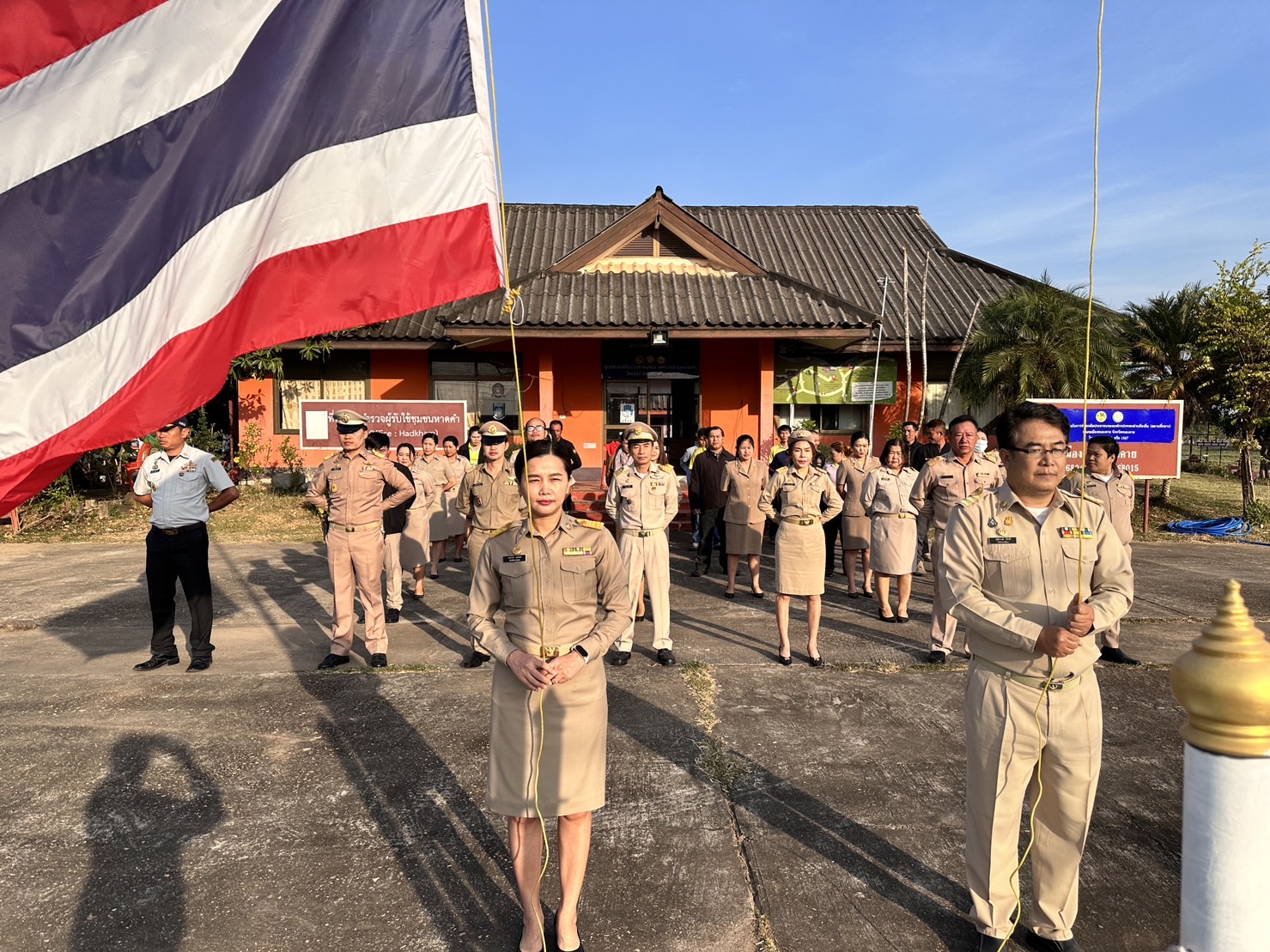 กิจกรรมเคารพธงชาติ ทุกวันจันทร์ของสัปดาห์ ณ บริเวณหน้าเสาธงหน้าอาคารป้องกัน