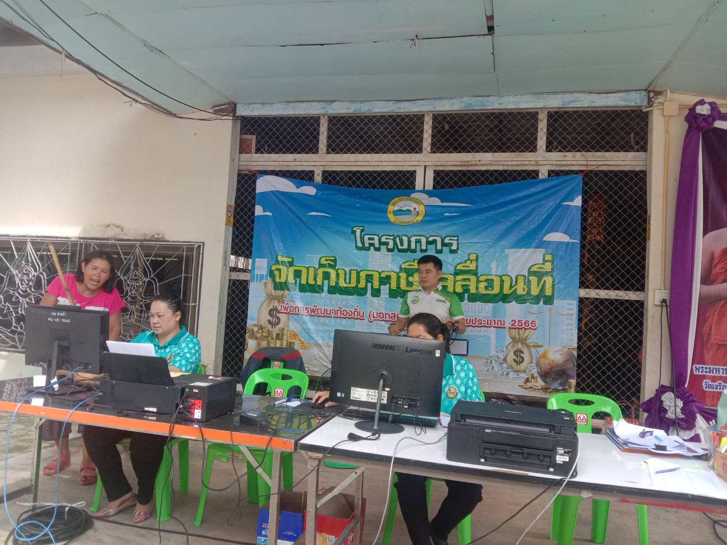 เจ้าหน้าที่เทศบาลตำบลหาดคำ งานจัดเก็บรายได้ สังกัดกองคลัง ออกให้บริการ นอกสถานที่ หมู่ 11 บ้านบ้านจอมเสด็จ เพื่ออำนวยความสะดวกให้ประชาชน ในการชำระภาษีที่ดินและสิ่งปลูกสร้าง