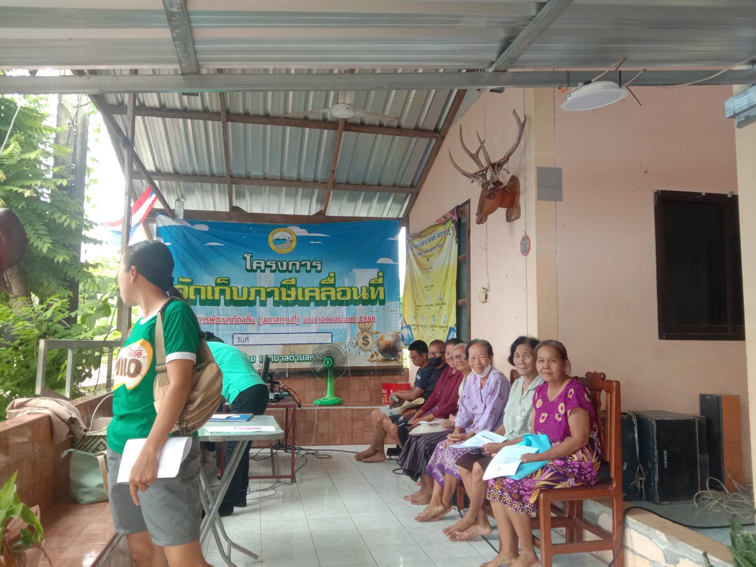 เจ้าหน้าที่เทศบาลตำบลหาดคำ งานจัดเก็บรายได้ ออกให้บริการ นอกสถานที่ หมู่ 5 บ้านโคกดวงดี เพื่ออำนวยความสะดวกให้ประชาชน ในการชำระภาษีที่ดินและสิ่งปลูกสร้าง