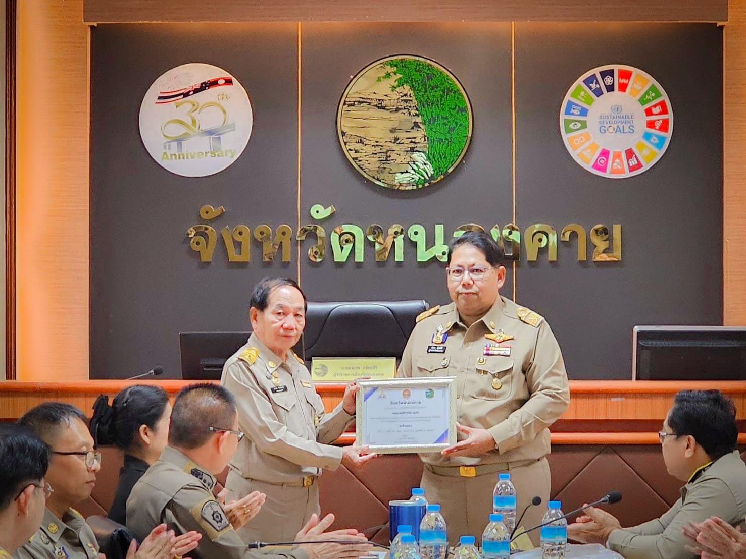 วันพุธ ที่ 25 ธันวาคม 2567 นายถาวร ชัยจันทร์ นายกเทศมนตรีตำบลหาดคำ เข้ารับมอบประกาศเกียรติคุณ ระดับเหรียญทองโครงการ (Safety thaiIand)ในส่วนราชการท้องถิ่นประจำปี 2567
