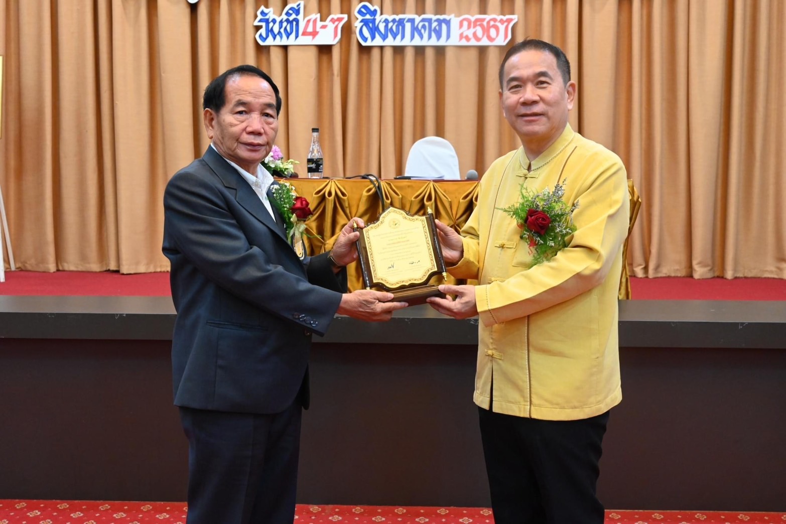 วันที่ 5 สิงหาคม 2567 นายถาวร ชัยจันทร์ นายกเทศมนตรตำบลหาดคำ เข้ารับมอบโล่รางวัลผู้ทำคุณประโยชน์ให้กับการศึกษาท้องถิ่น ประจำปี 2567