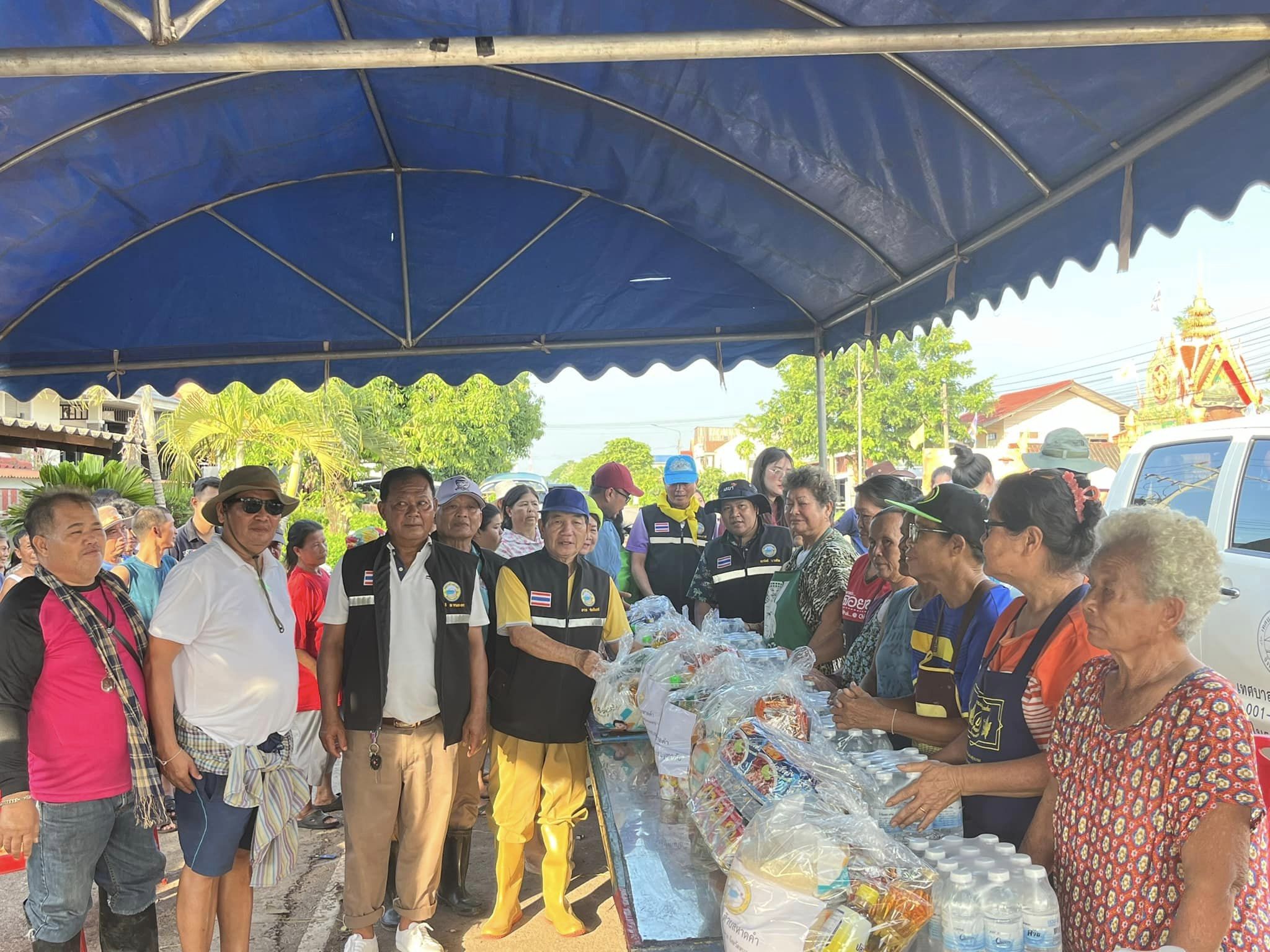 นายถาวร ชัยจันทร์ นายกเทศมนตรีตำบลหาดคำพร้อมด้วยคณะผู้บริหาร สมาชิกสภาฯ ลงพื้นที่มอบถุงยังชีพเพื่อช่วยเหลือประชาชนที่ได้รับความเดือดร้อนจากปัญหาอุทกภัย