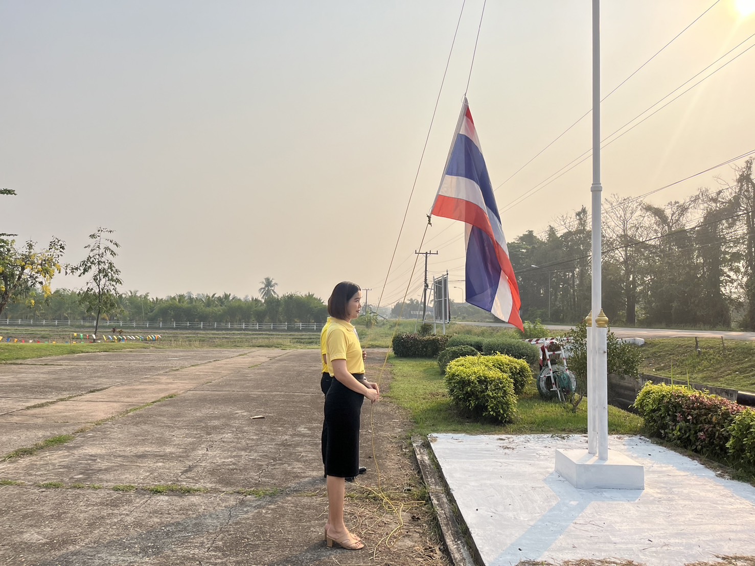 กิจกรรมเคารพธงชาติ ทุกวันจันทร์สัปดาห์แรกของเดือน ณ บริเวณหน้าเสาธงหน้าอาคารป้องกัน