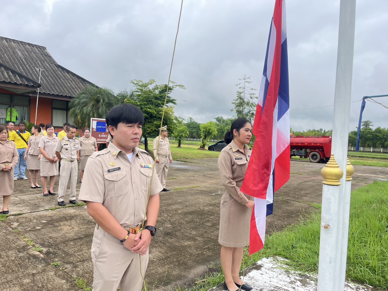วันจันทร์ ที่ 7 กรกฎาคม 2568 เวลา 08.00 น. ณ เทศบาลตำบลหาดคำ เทศบาลตำบลหาดคำ จัดกิจกรรมเข้าแถวเคารพธงชาติ ร้องเพลงชาติ และสวดมนต์ไหว้พระ ซึ่งจัดขึ้นทุกวันจันทร์ เพื่อแสดงความจงรักภักดีต่อชาติ ศาสนา พระมหากษัตริย์ ณ บริเวณหน้าเสาธงหน้าอาคารป้องกัน