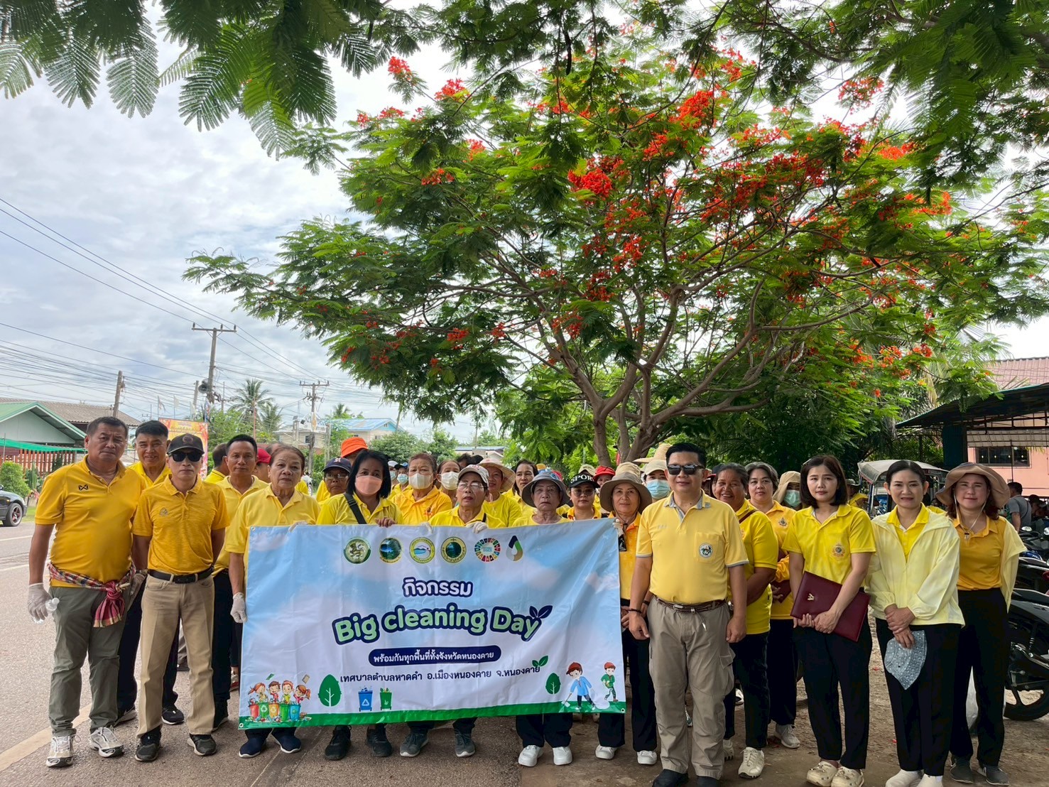 วันพฤหัสบดี ที่ 12 มิถุนายน 2568 เวลา 08.30 น. ณ บริเวณหน้างทางเข้าวัดสายทอง หมู่ที่ 3 นายไชยโชติ เร่งศิริกุล ปลัดเทศบาลตำบลหาดคำ เป็นประธานในพิธีเปิดกิจกรรม Big Cleaning Day ซึ่งจัดขึ้นโดย เทศบาลตำบลหาดคำ โดยมีผู้เข้าร่วม พนักงานเทศบาลตำบลหาดคำ กำนัน/ผู้