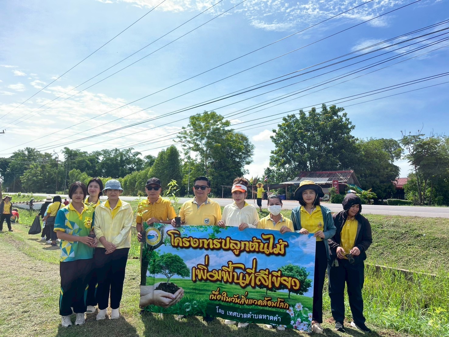 วันศุกร์ ที่ 13 มิถุนายน 2568 เวลา 13.00 น. ณ บริเวณหน้าสำนักงานเทศบาลตำบลหาดคำ นำโดย ปลัดเทศบาล หัวหน้าส่วนราชการ พนักงานเทศบาลตำบลหาดคำ กำนัน/ผู้ใหญ่บ้าน อสม. และอถล. ร่วมปลูกต้นทองอุไร เพื่อป้องกันและแก้ไขปัญหาฝุ่นละอองขนาดเล็ก PM 2.5 ตามโครงการปลูกต้น