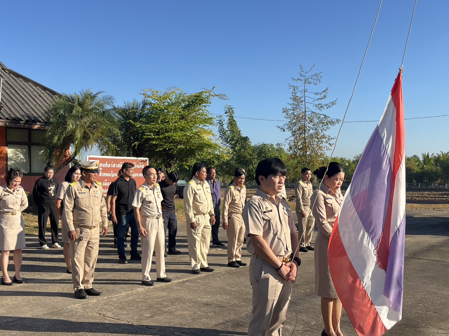 วันจันทร์ ที่ 1 ธันวาคม 2568 เวลา 08.00 น. ณ เทศบาลตำบลหาดคำ เทศบาลตำบลหาดคำ จัดกิจกรรมเข้าแถวเคารพธงชาติ ร้องเพลงชาติ และสวดมนต์ไหว้พระ ซึ่งจัดขึ้นทุกวันจันทร์แรกของเดือน เพื่อแสดงความจงรักภักดีต่อชาติ ศาสนา พระมหากษัตริย์ ณ บริเวณหน้าเสาธงหน้าอาคารป้อง