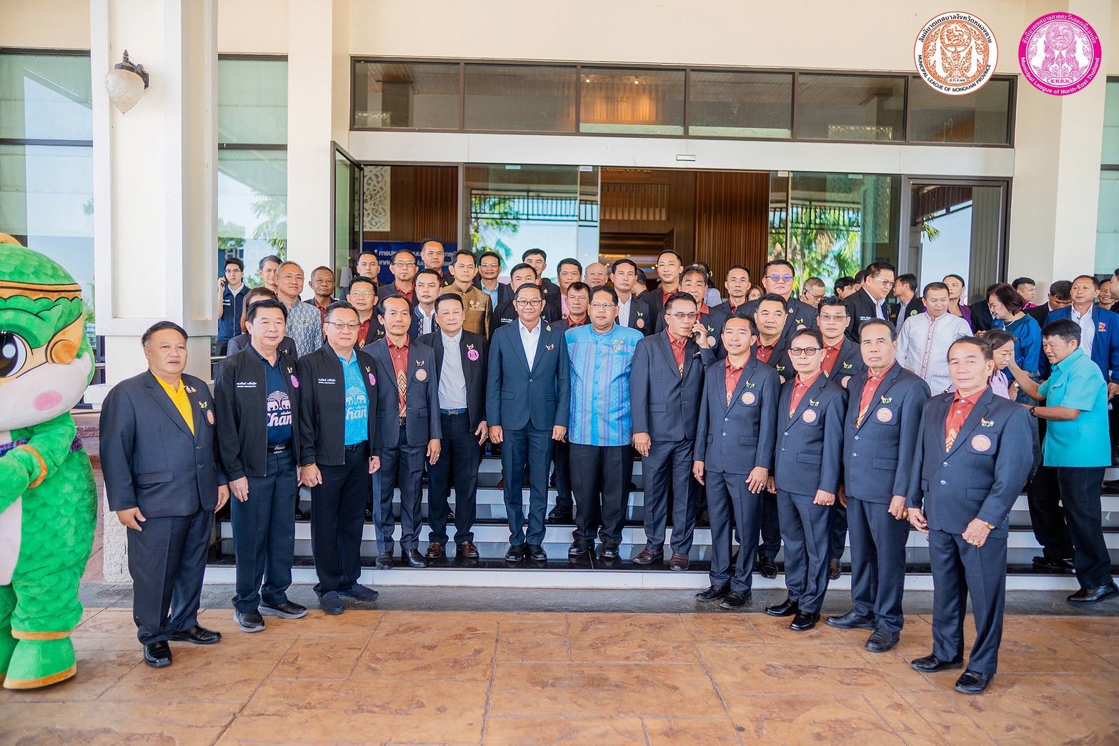 นายถาวร ชัยจันทร์ นายกเทศมนตรีตำบลหาดคำ พร้อมด้วยสมาชิกสภาเทศบาล ปลัดเทศบาล ร่วมให้การต้อนรับ ดร.ทรงศักดิ์ ทองศรี รัฐมนตรีช่วยว่าการกระทรวงมหาดไทย อธิบดีกรมส่งเสริมการปกครองท้องถิ่น นายกสมาคมสันนิบาตเทศบาลแห่งประเทศไทย