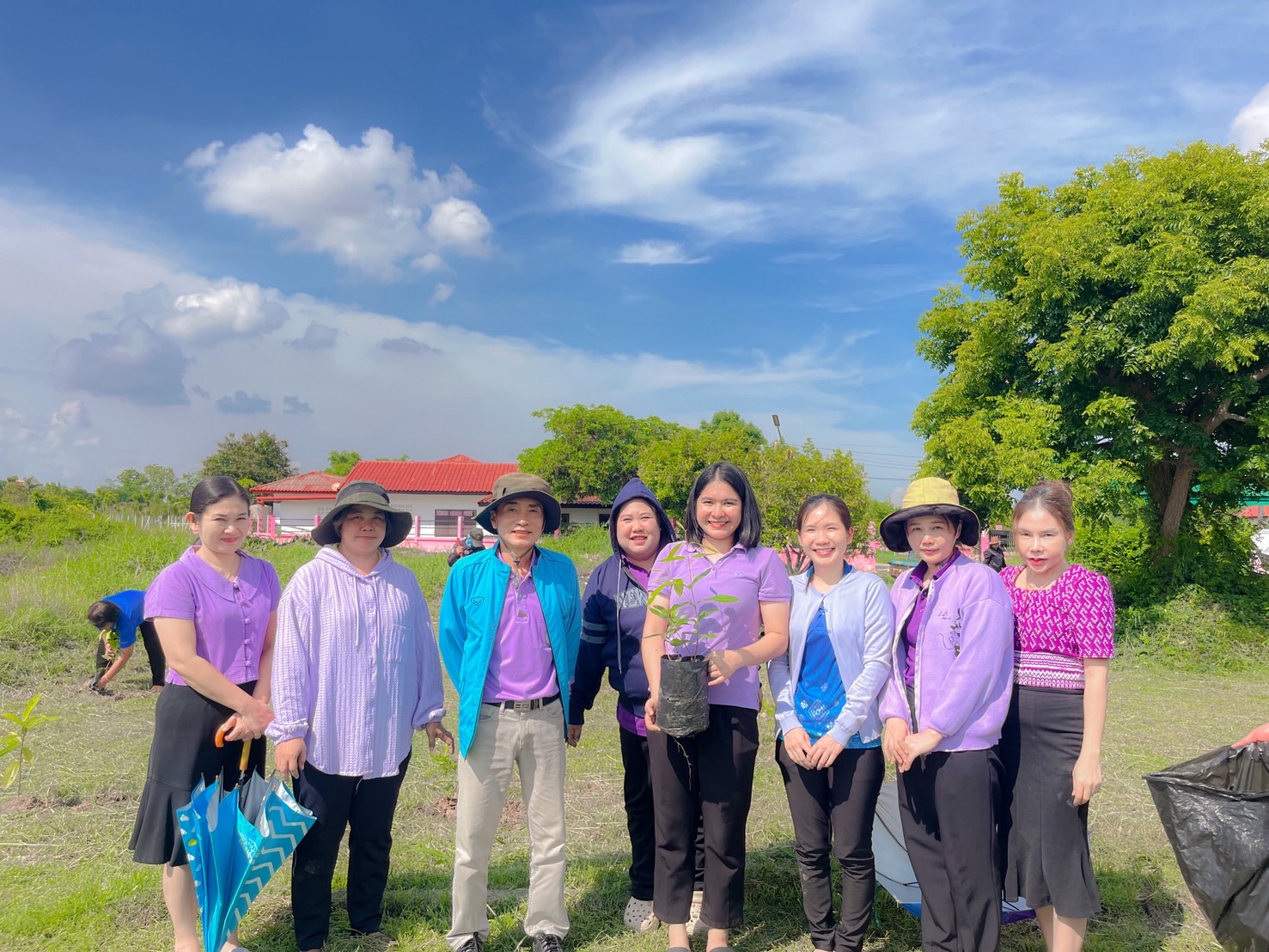 วันศุกร์ ที่ 23 พฤษภาคม 2568 เทศบาลตำบลหาดคำได้จัดกิจกรรม ปลูกต้นไม้ เนื่องในวัน "ต้นไม้ประจำปีของชาติ" พ.ศ. 2568 ณ บริเวณหลังอาคารสำนักงานเทศบาลตำบลหาดคำ เพื่อเป็นการสร้างและกระตุ้นจิตสำนึกให้ประชาชน ได้เห็นความสำคัญของการอนุรักษ์และฟื้นฟูทรัพยากรป่าไม้
