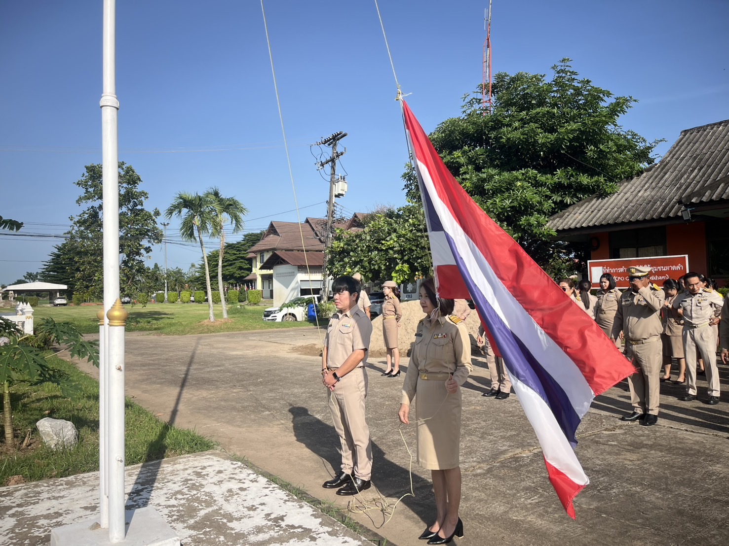วันจันทร์ ที่ 4 สิงหาคม 2568 เวลา 08.00 น. ณ เทศบาลตำบลหาดคำ นายรักชาติ ณ หนองคาย รองนายกเทศมนตรีตำบลหาดคำ พร้อมสมาชิกสภาเทศบาลตำบลหาดคำ ปลัดเทศบาลตำบลหาดคำ และพนักงานเทศบาลตำบลหาดคำ เข้าร่วมกิจกรรมเข้าแถวเคารพธงชาติ ร้องเพลงชาติ และสวดมนต์ไหว้พระ ซึ่งจั