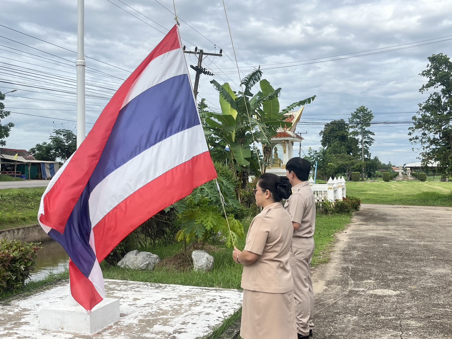 วันจันทร์ ที่ 21 กรกฎาคม 2568 เวลา 08.00 น. ณ เทศบาลตำบลหาดคำ เทศบาลตำบลหาดคำ จัดกิจกรรมเข้าแถวเคารพธงชาติ ร้องเพลงชาติ และสวดมนต์ไหว้พระ ซึ่งจัดขึ้นทุกวันจันทร์ เพื่อแสดงความจงรักภักดีต่อชาติ ศาสนา พระมหากษัตริย์ ณ บริเวณหน้าเสาธงหน้าอาคารป้องกัน