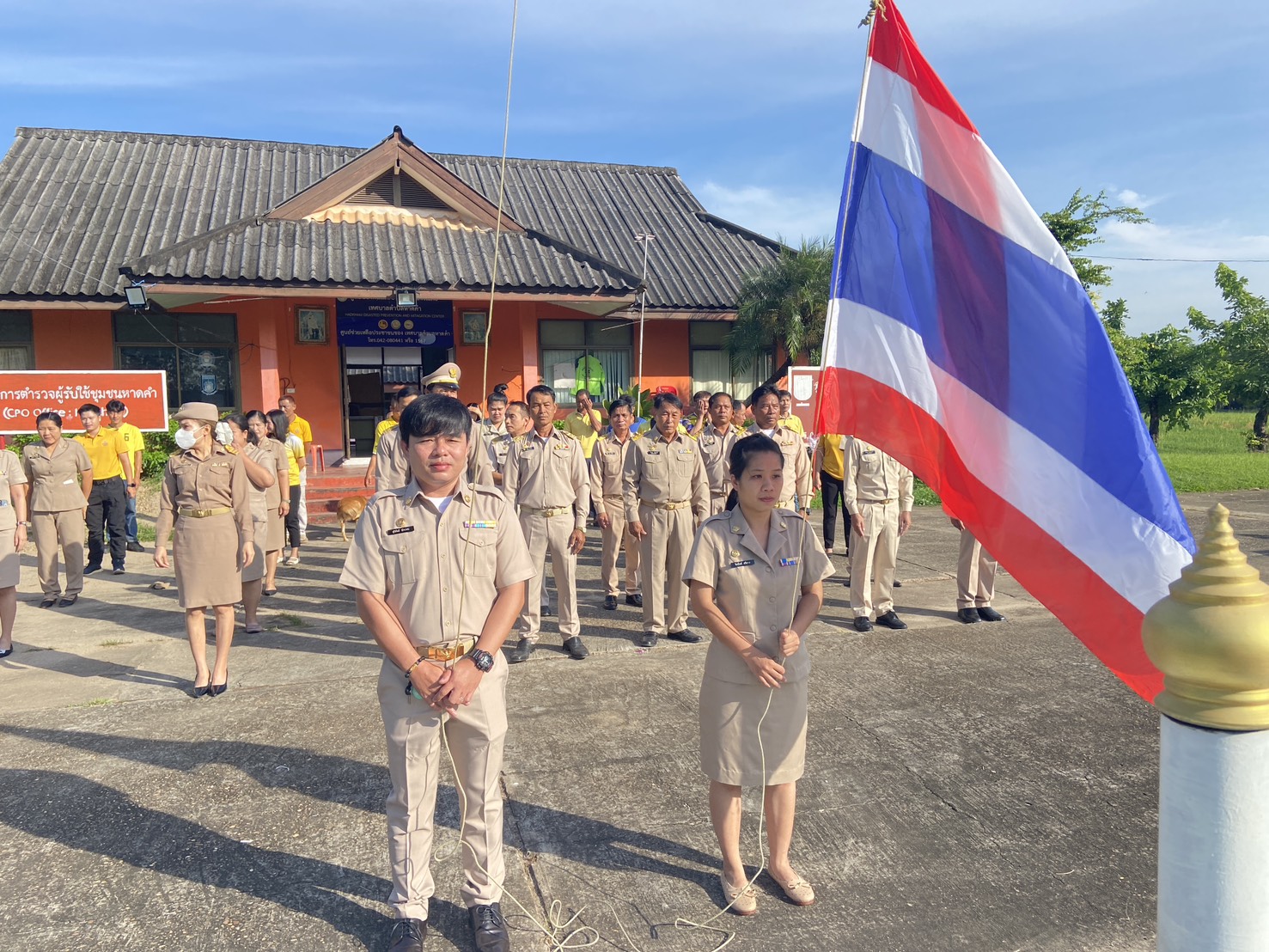 วันจันทร์ ที่ 6 ตุลาคม 2568 เวลา 08.00 น. ณ เทศบาลตำบลหาดคำ เทศบาลตำบลหาดคำ จัดกิจกรรมเข้าแถวเคารพธงชาติ ร้องเพลงชาติ และสวดมนต์ไหว้พระ ซึ่งจัดขึ้นทุกวันจันทร์แรกของเดือน เพื่อแสดงความจงรักภักดีต่อชาติ ศาสนา พระมหากษัตริย์ ณ บริเวณหน้าเสาธงหน้าอาคารป้องก