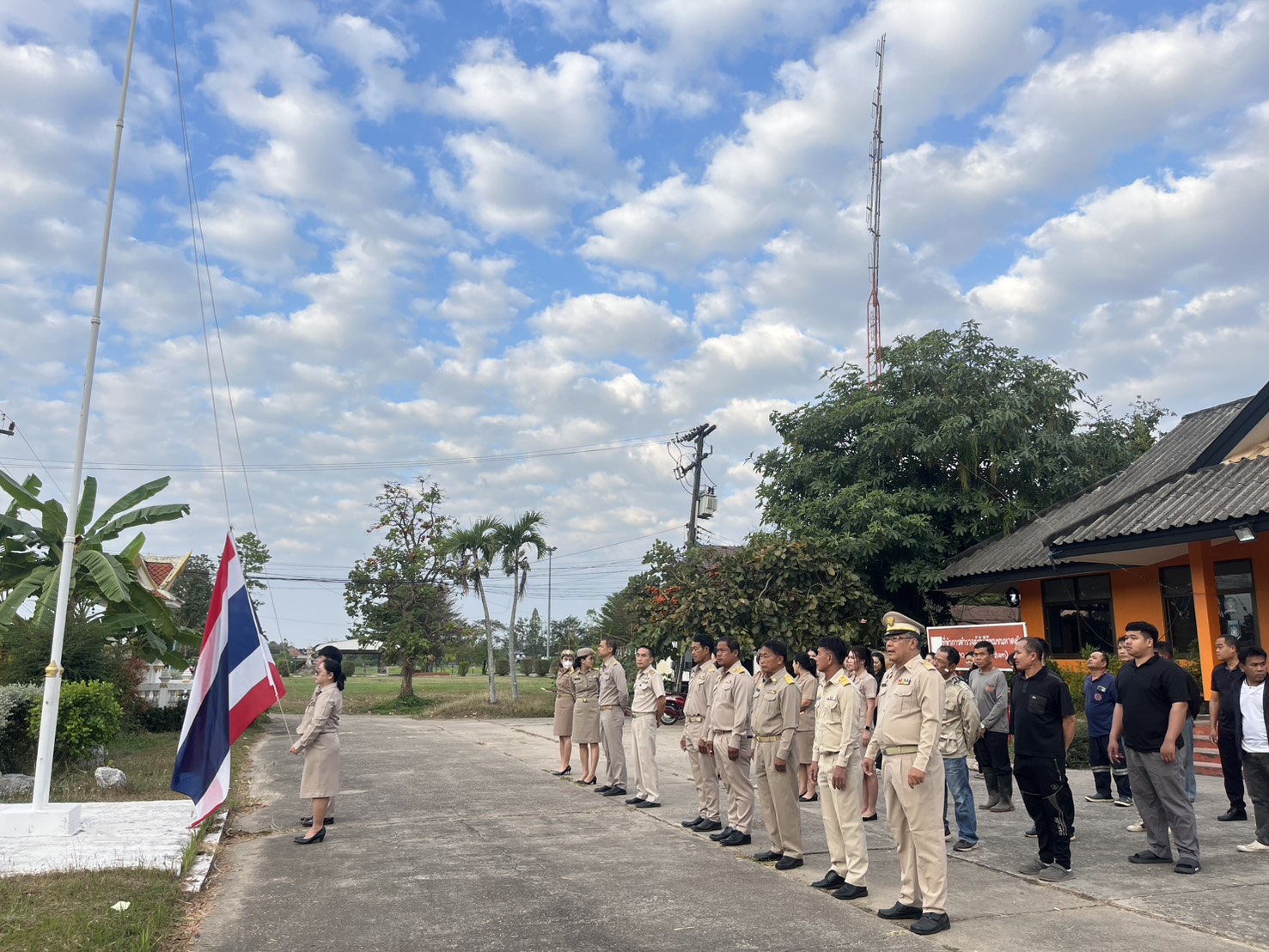 วันจันทร์ ที่ 2 กุมภาพันธ์ 2569 เวลา 08.00 น. ณ เทศบาลตำบลหาดคำ เทศบาลตำบลหาดคำ จัดกิจกรรมเข้าแถวเคารพธงชาติ ร้องเพลงชาติ และสวดมนต์ไหว้พระ ซึ่งจัดขึ้นทุกวันจันทร์แรกของเดือน เพื่อแสดงความจงรักภักดีต่อชาติ ศาสนา พระมหากษัตริย์ ณ บริเวณหน้าเสาธงหน้าอาคารป