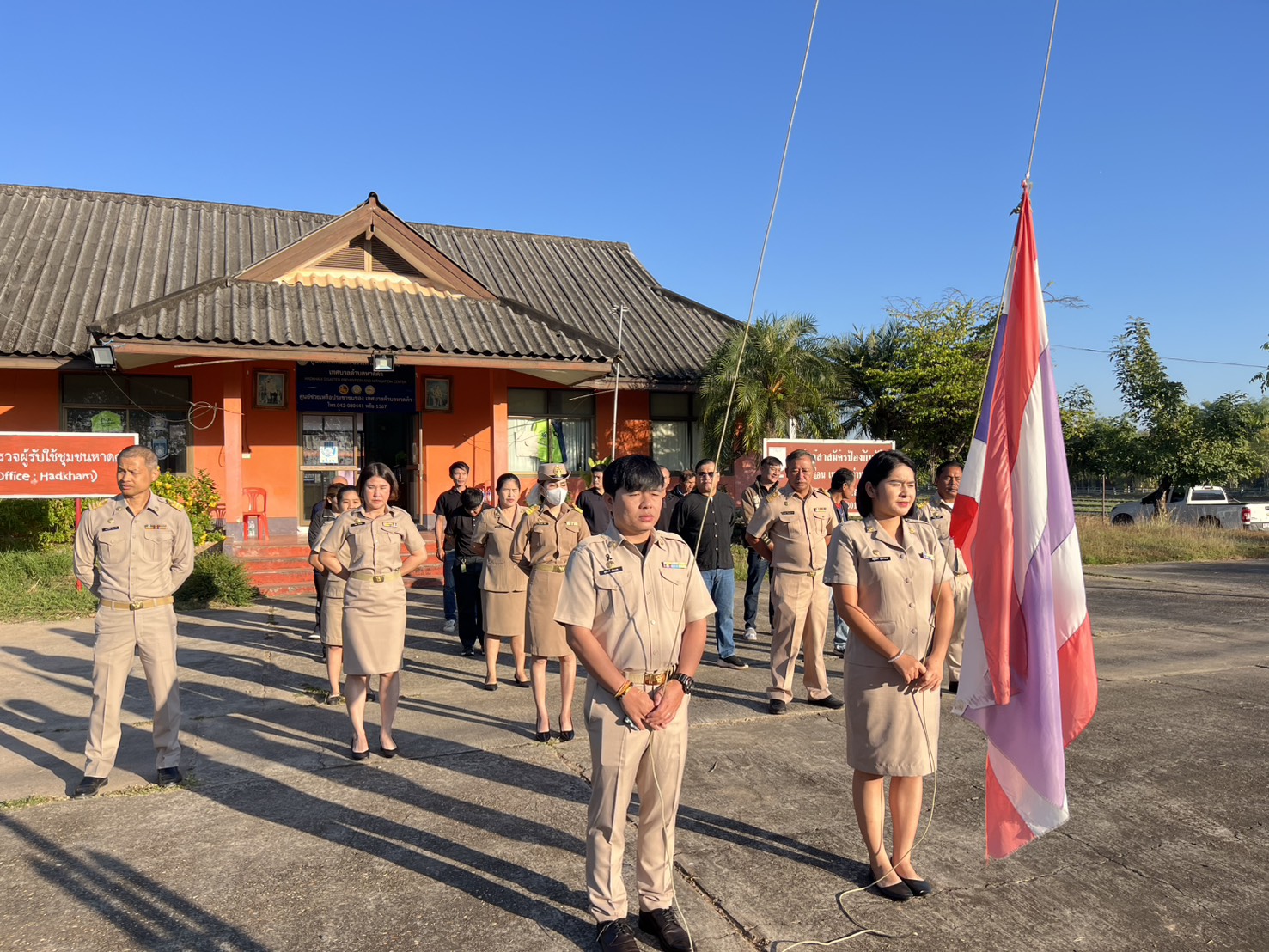 วันจันทร์ ที่ 5 มกราคม 2569 เวลา 08.00 น. ณ เทศบาลตำบลหาดคำ เทศบาลตำบลหาดคำ จัดกิจกรรมเข้าแถวเคารพธงชาติ ร้องเพลงชาติ และสวดมนต์ไหว้พระ ซึ่งจัดขึ้นทุกวันจันทร์แรกของเดือน เพื่อแสดงความจงรักภักดีต่อชาติ ศาสนา พระมหากษัตริย์ ณ บริเวณหน้าเสาธงหน้าอาคารป้องก