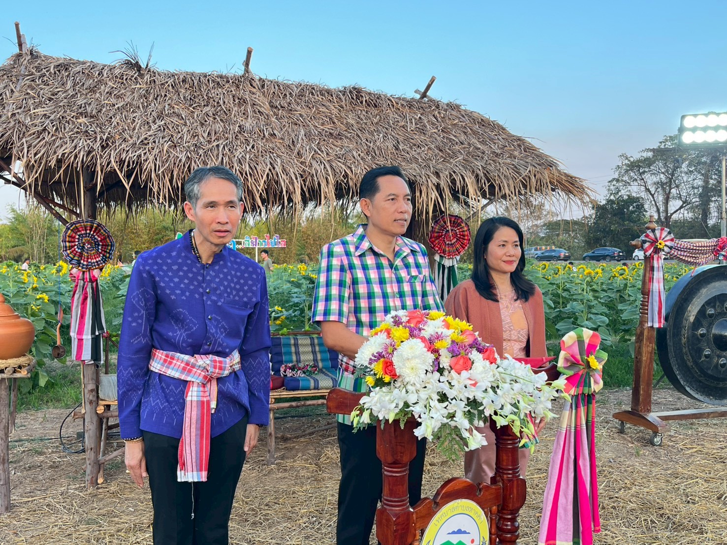 วันเสาร์ ที่ 14 กุมภาพันธ์ 2569 เวลา 17.00 น. ณ ทุ่งทานตะวันเทศบาลตำบลหาดคำ นายศรัณย์ศักด์ ศรีเครือเนตร ผู้ว่าราชการจังหวัดหนองคาย มอบหมายให้ นายไพฑูรย์ มหาชื่นใจ รองผู้ว่าราชการจังหวัดหนองคาย เป็นประธานเปิด ” โครงการท่องเที่ยววิถีถิ่นชุมชน ประจำปี 2569