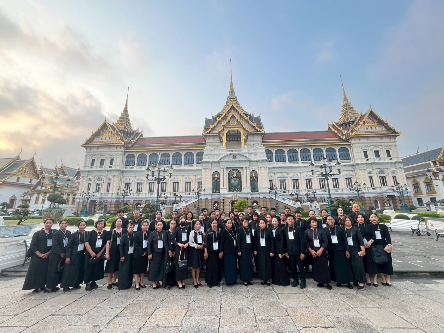 เทศบาลตำบลหาดคำ นำประชาชนเข้ากราบถวายบังคมพระบรมศพสมเด็จพระบรมราชชนนีพันปีหลวง ณ พระที่นั่งดุสิตมหาปราสาท ในพระบรมมหาราชวัง กรุงเทพมหานคร เช้าศุกร์ ที่ 30 มกราคม 69 เวลา 08.00 น.